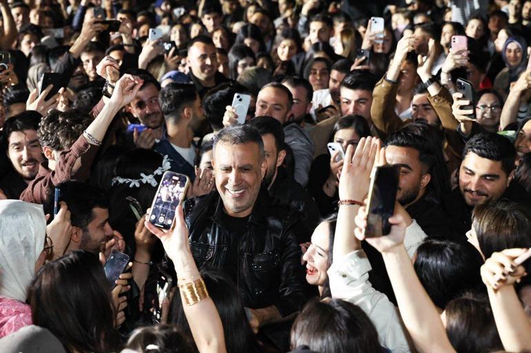 Haluk Levent, konserde Gülistan Doku’nun posteri açıp türkü seslendirdi