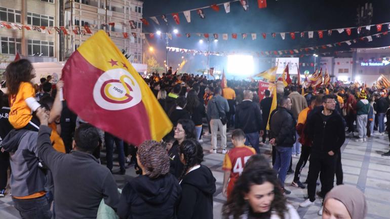 Burdurda Galatasaraylılar şampiyonluğu meydanda kutladı