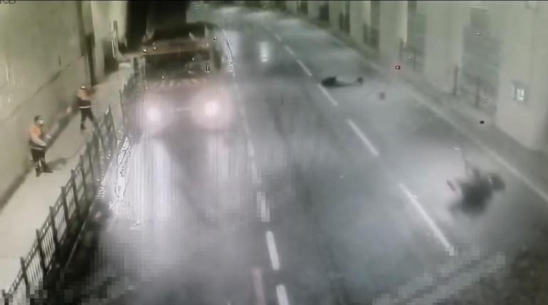 Taksim’de motosikletiyle duvara çarpan Ömerin hayatını kaybettiği kaza kamerada
