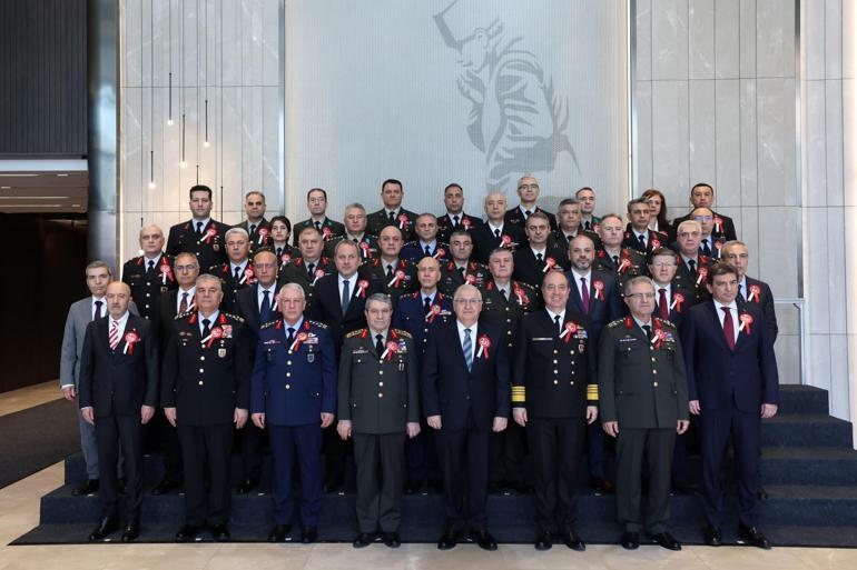Bakan Güler, OYAK Yönetim Kurulu üyeleri ile Anıtkabiri ziyaret etti