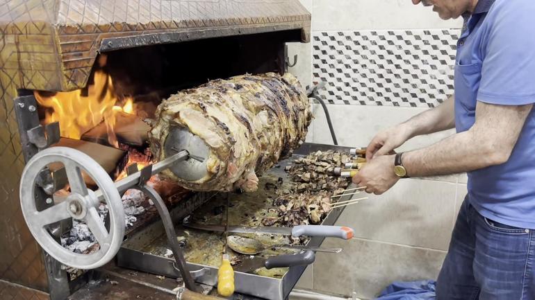 Sultangazi'de Anneler Günü'nde 100 anneye 100 kilo cağ kebabı etkinliği