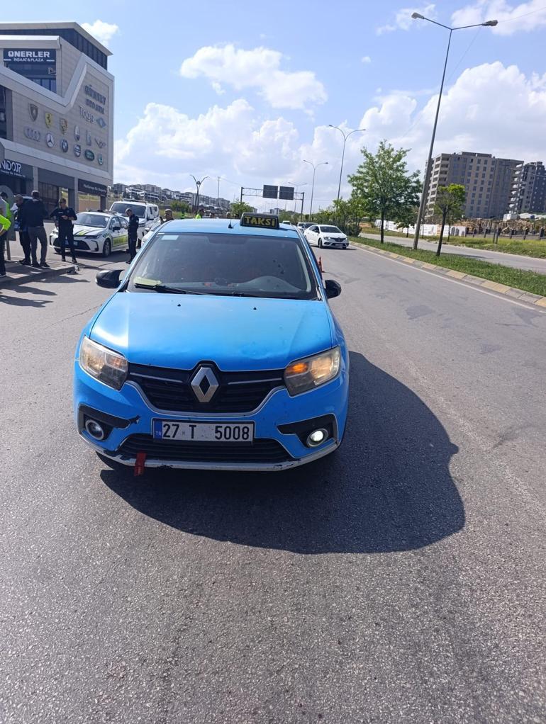 Kız arkadaşı ile taksi sürücüsünü rehin aldı; saldırganların yakalanma anı kamerada