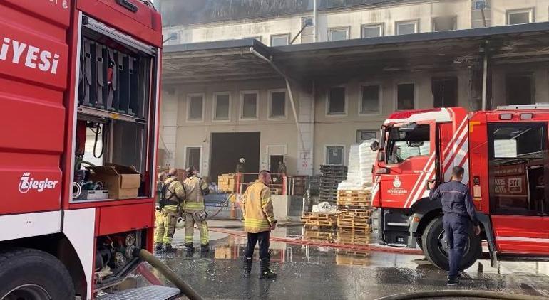 Esenyurt’ta 6 katlı plastik fabrikasında çıkan yangın söndürüldü