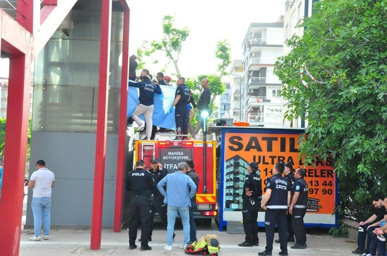 Manisa’da üst geçidin asansöründe sıkışarak can verdi