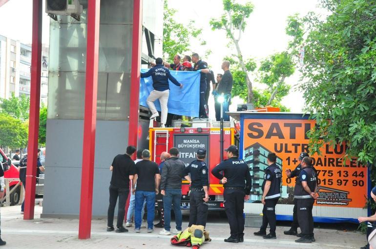 Manisa’da üst geçidin asansöründe sıkışarak can verdi