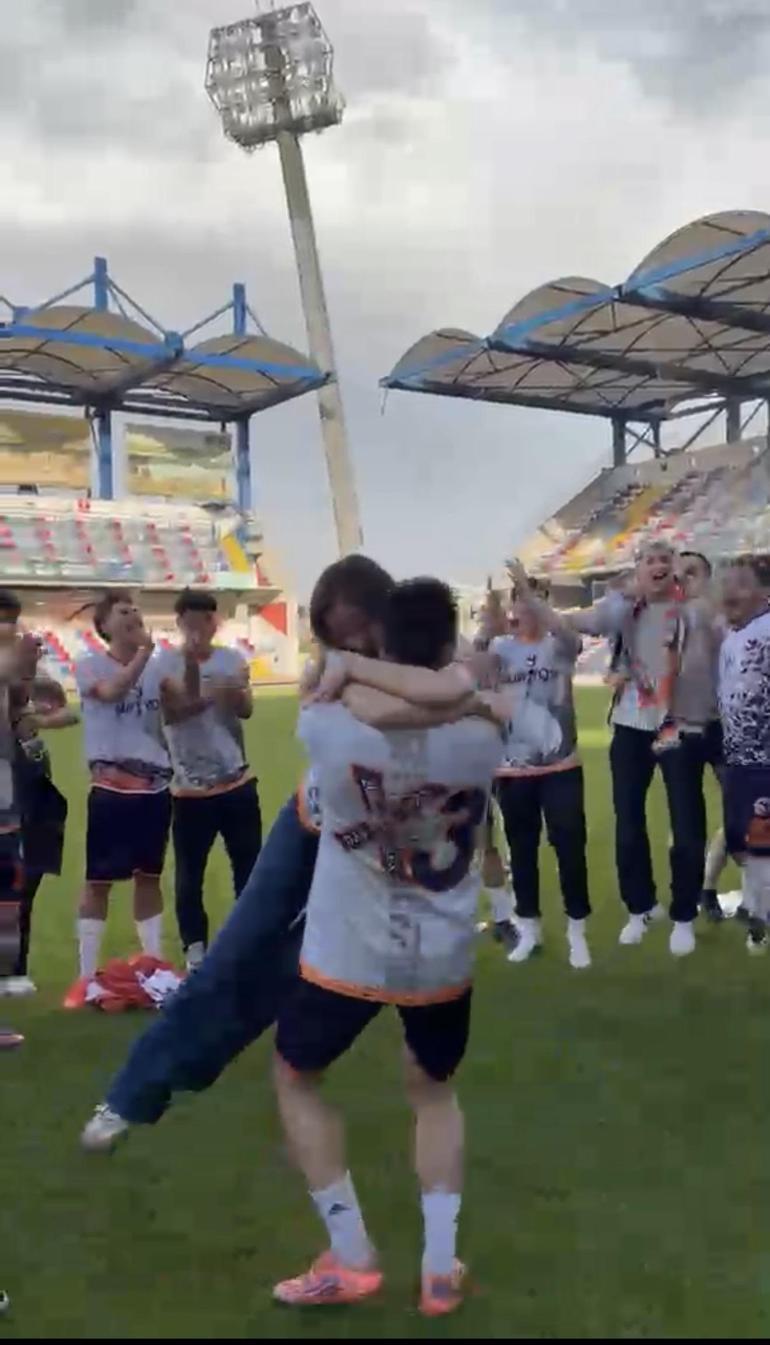 Şampiyonluk kutlamalarında futbolcudan sürpriz evlilik teklifi