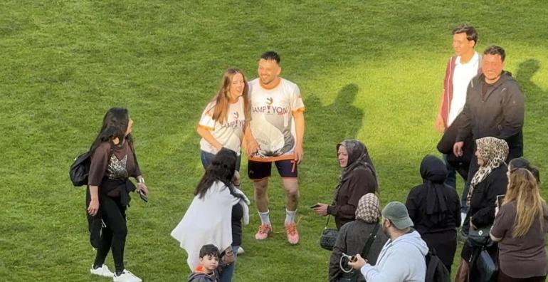 Şampiyonluk kutlamalarında futbolcudan sürpriz evlilik teklifi