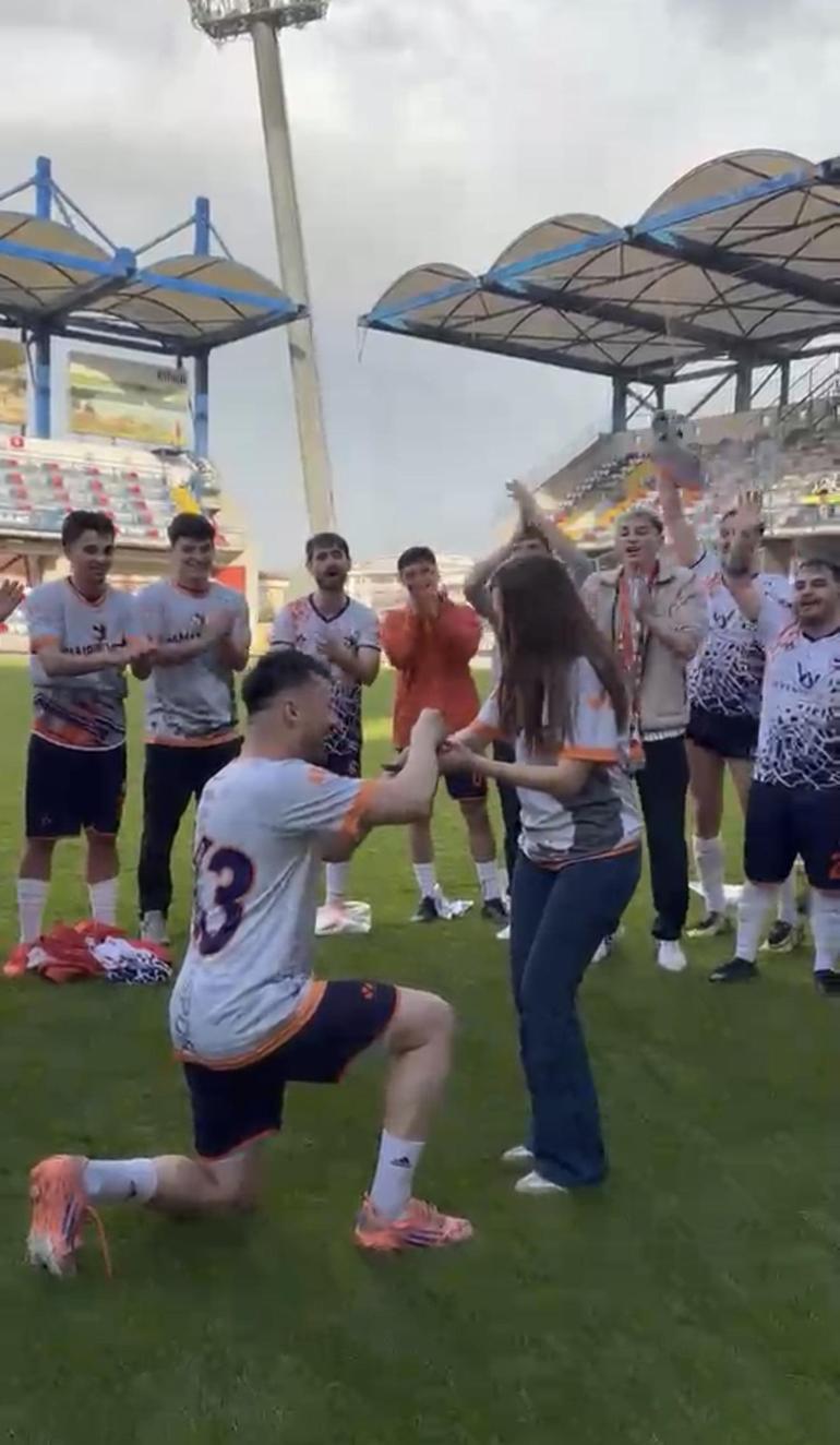Şampiyonluk kutlamalarında futbolcudan sürpriz evlilik teklifi