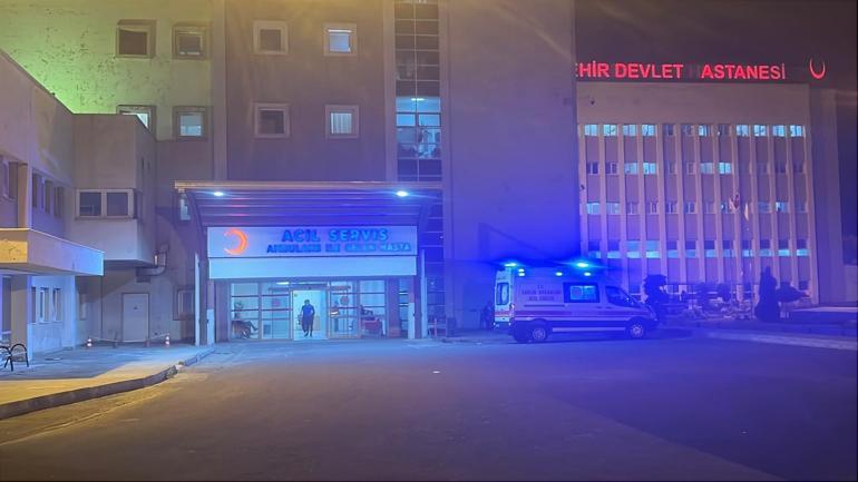 Müdahale ettikleri kadının çocukları tarafından rehin tutulan sağlık görevlilerini polis kurtardı