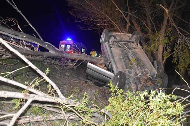 Sivas’ta otomobil yol kenarındaki ağaca çarpıp devrildi: 1 ölü, 4 yaralı