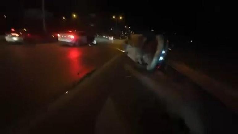 Maltepe’de sürücüsünün direksiyon hakimiyetini kaybettiği otomobil devrilerek bariyerlere çarptı