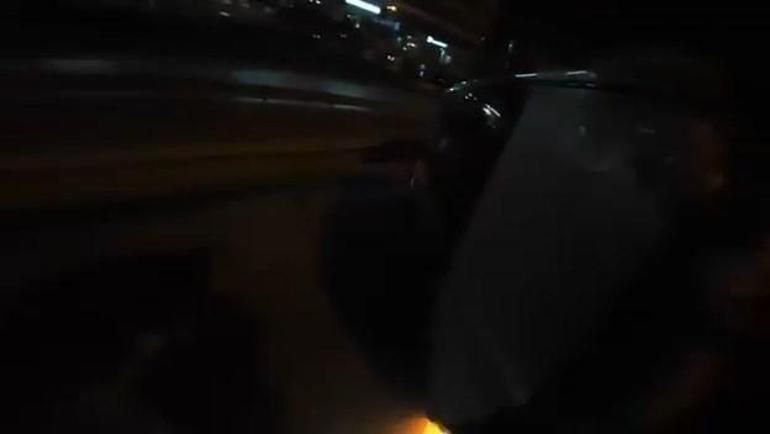 Maltepe’de sürücüsünün direksiyon hakimiyetini kaybettiği otomobil devrilerek bariyerlere çarptı