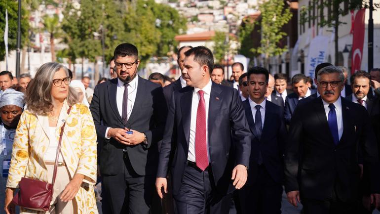 Bakan Kurum, mevkidaşlarına asrın inşa seferberliği’ni Hatay sokaklarında anlattı
