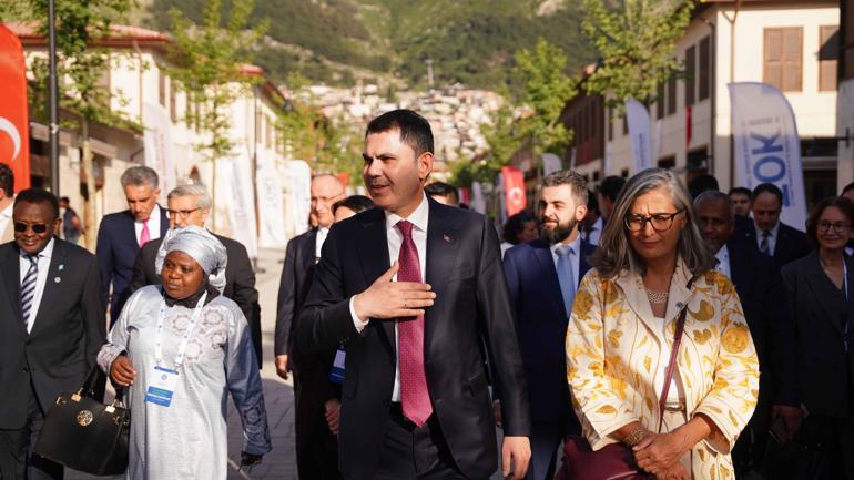 Bakan Kurum, mevkidaşlarına asrın inşa seferberliği’ni Hatay sokaklarında anlattı