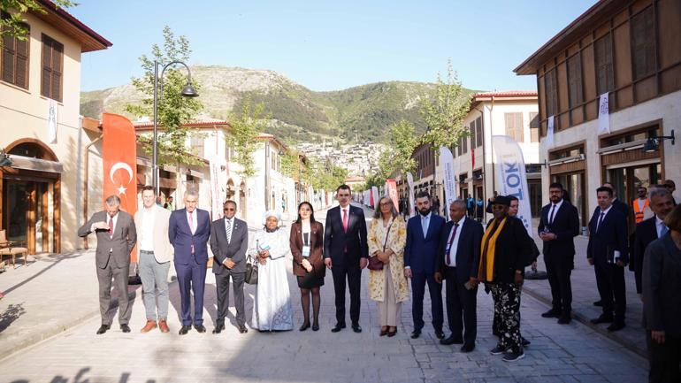 Bakan Kurum, mevkidaşlarına asrın inşa seferberliği’ni Hatay sokaklarında anlattı