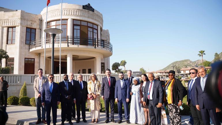 Bakan Kurum, mevkidaşlarına asrın inşa seferberliği’ni Hatay sokaklarında anlattı
