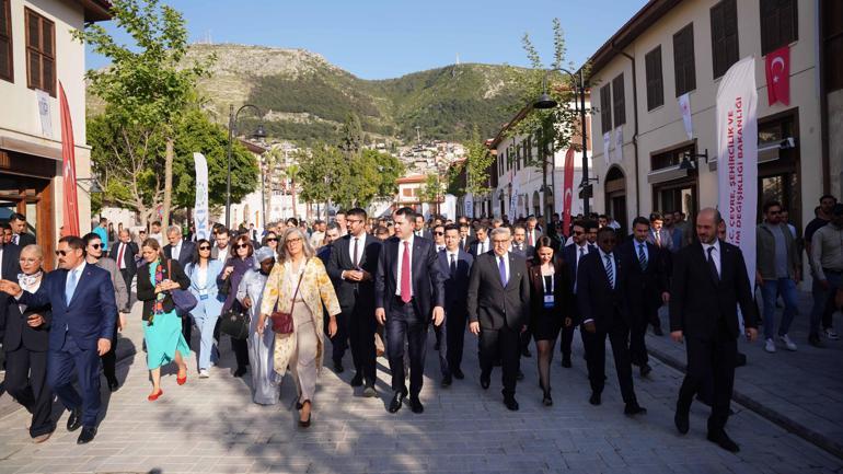 Bakan Kurum, mevkidaşlarına asrın inşa seferberliği’ni Hatay sokaklarında anlattı