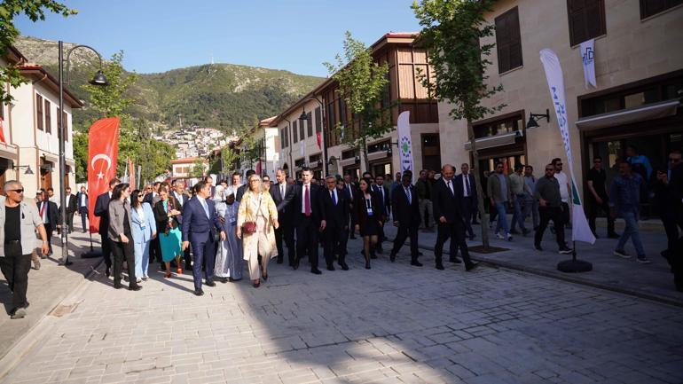 Bakan Kurum, mevkidaşlarına asrın inşa seferberliği’ni Hatay sokaklarında anlattı
