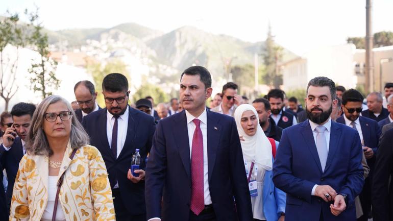 Bakan Kurum, mevkidaşlarına asrın inşa seferberliği’ni Hatay sokaklarında anlattı