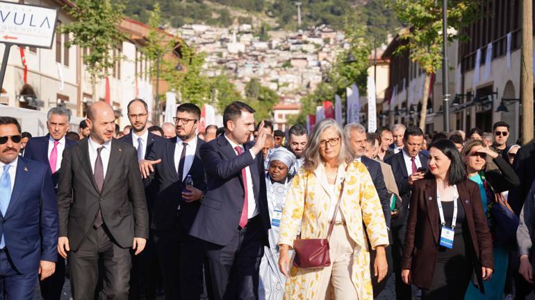 Bakan Kurum, mevkidaşlarına asrın inşa seferberliği’ni Hatay sokaklarında anlattı