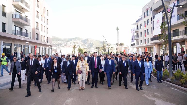 Bakan Kurum, mevkidaşlarına asrın inşa seferberliği’ni Hatay sokaklarında anlattı