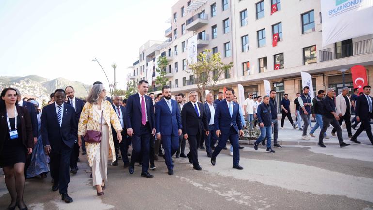 Bakan Kurum, mevkidaşlarına asrın inşa seferberliği’ni Hatay sokaklarında anlattı