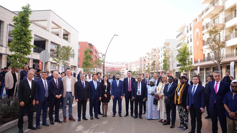 Bakan Kurum, mevkidaşlarına asrın inşa seferberliği’ni Hatay sokaklarında anlattı