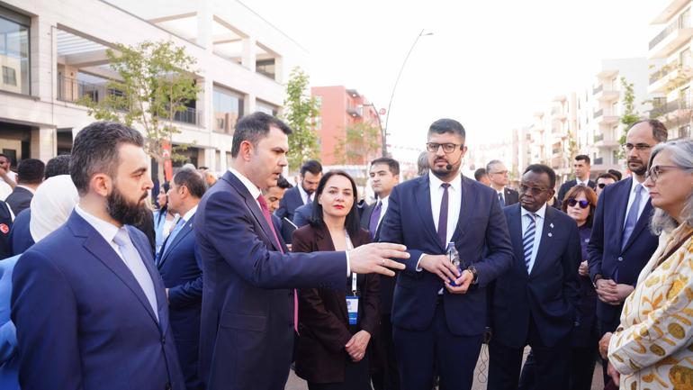 Bakan Kurum, mevkidaşlarına asrın inşa seferberliği’ni Hatay sokaklarında anlattı