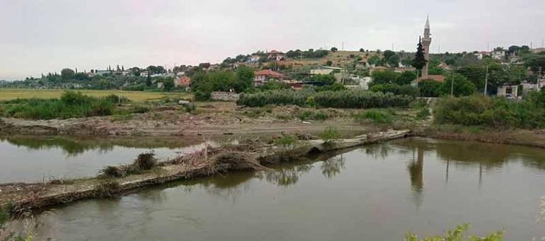 Tarihi Taşköprünün üzeri yine atıklarla kaplandı