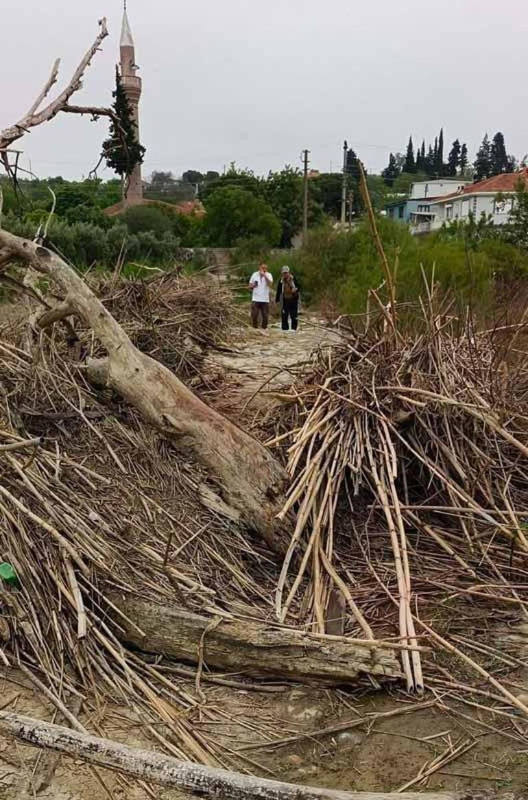 Tarihi Taşköprünün üzeri yine atıklarla kaplandı