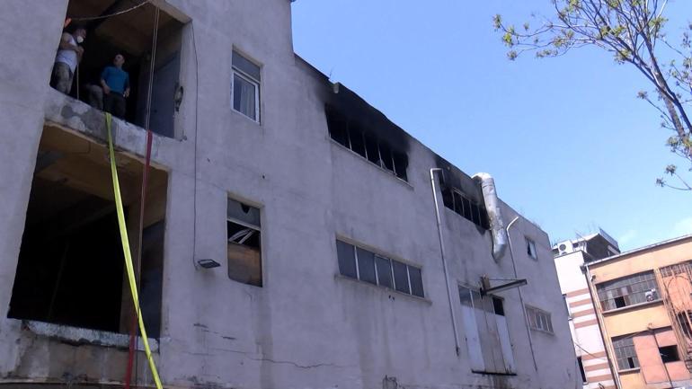 Bayrampaşada vitrin mankeni imalathanesinde çıkan yangın söndürüldü
