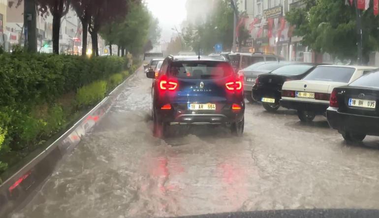 Çankırıda sağanak yağış hayatı olumsuz etkiledi