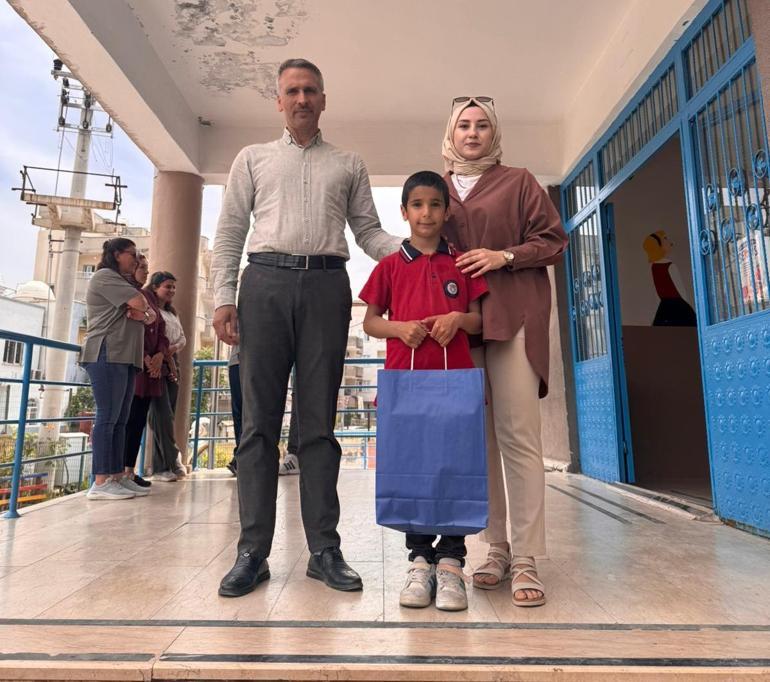 İstiklal Marşı’na yolda eşlik eden Emre’ye ödül