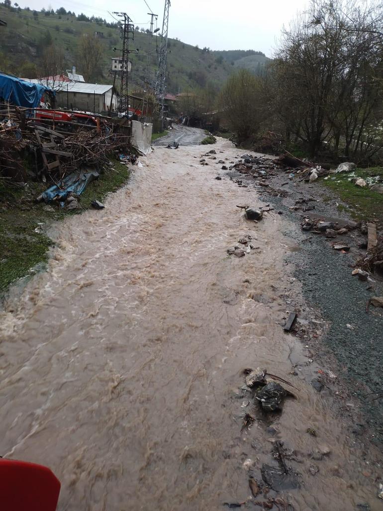 Kastamonu’da sağanak yağış hayatı olumsuz etkiledi