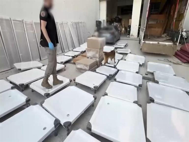 Bağcılarda duş teknelerinin arasına gizlenmiş 92 kilo 500 gram eroin ele geçirildi