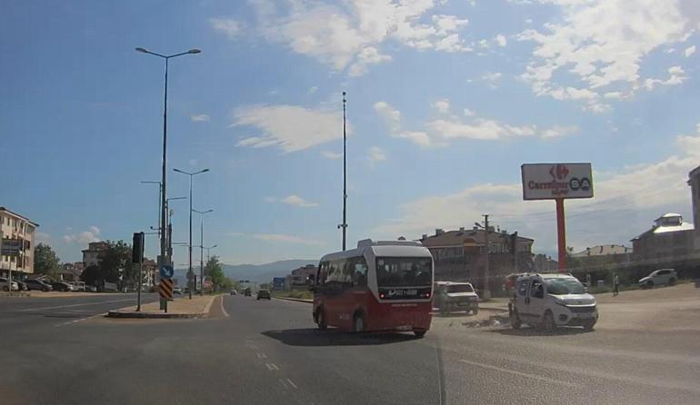 Hafif ticari araç ile özel halk otobüsü çarpıştı; kaza kamerada