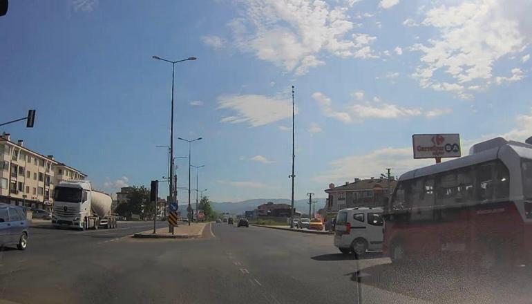 Hafif ticari araç ile özel halk otobüsü çarpıştı; kaza kamerada