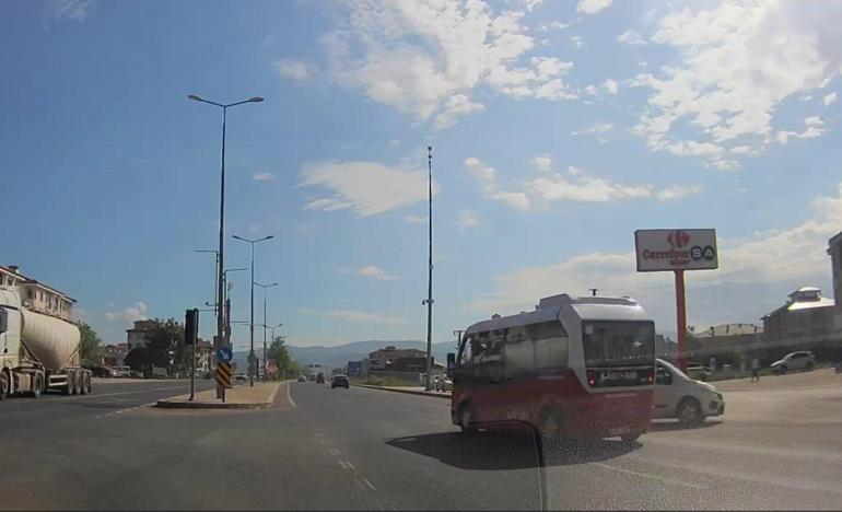 Hafif ticari araç ile özel halk otobüsü çarpıştı; kaza kamerada