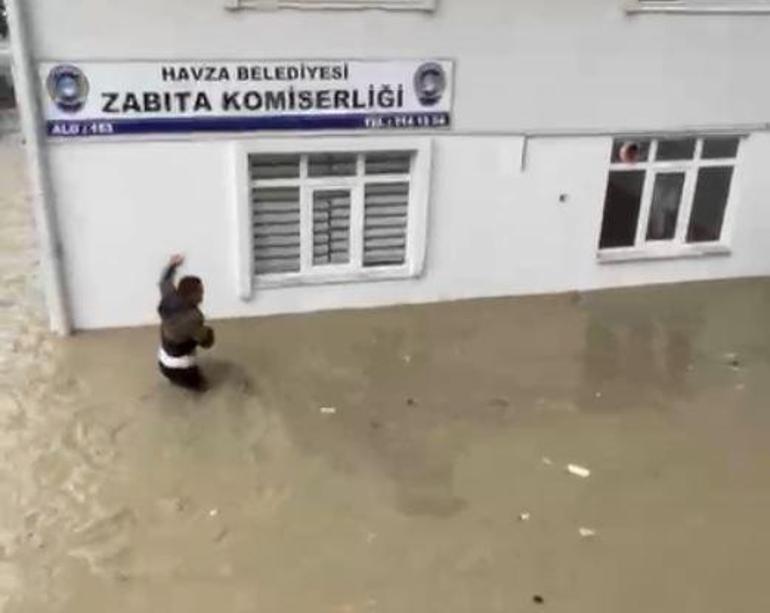 Sel sularına kapılan kediyi boğulmaktan kurtardı