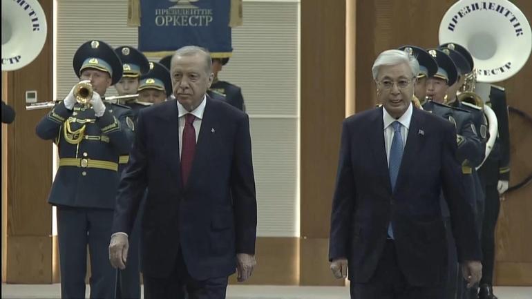 Cumhurbaşkanı Erdoğan, Kazakistanda resmi törenle karşılandı