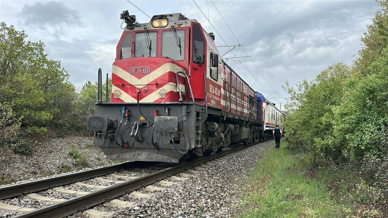 Tren, hemzemin geçitte kamyonete çarptı; 1 ölü, 3 yaralı