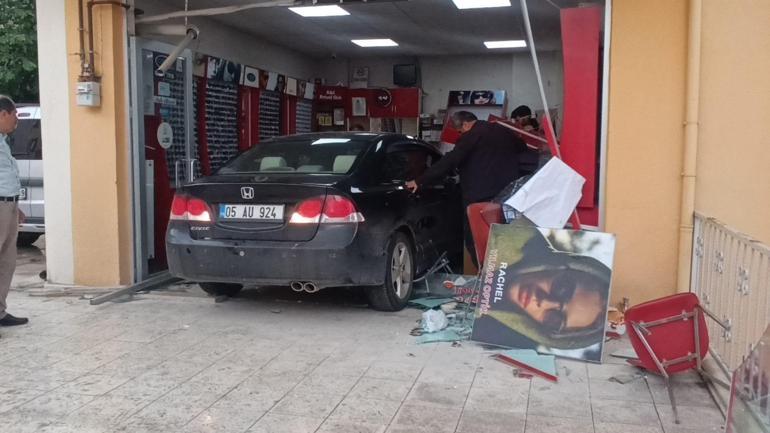 Fren yerine gaz pedalına bastı, ziyarete gittiği arkadaşının iş yerine otomobille girdi