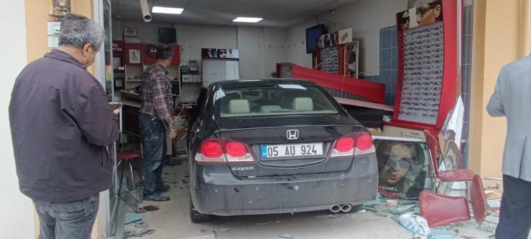 Fren yerine gaz pedalına bastı, ziyarete gittiği arkadaşının iş yerine otomobille girdi