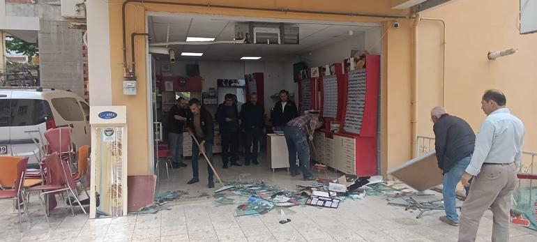Fren yerine gaz pedalına bastı, ziyarete gittiği arkadaşının iş yerine otomobille girdi