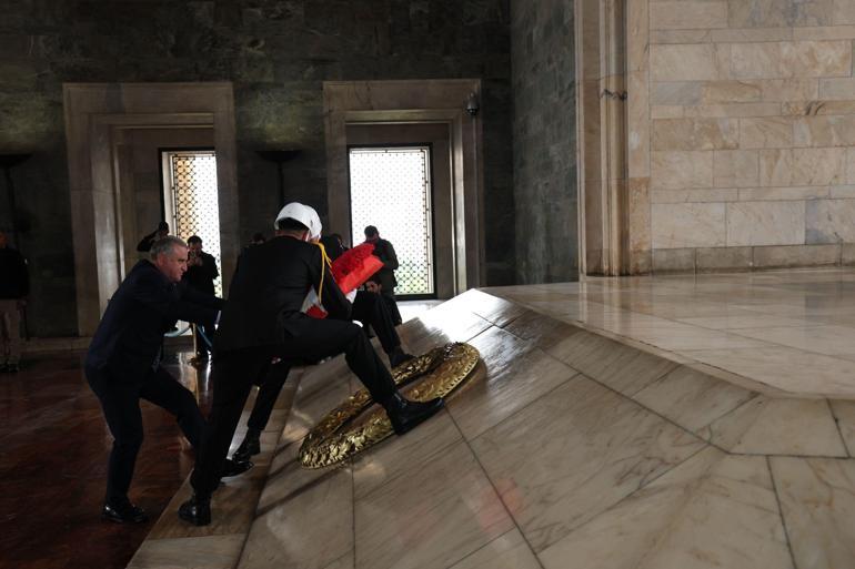 Bakan Bak, sporcu ve gençlerle Anıtkabiri ziyaret etti