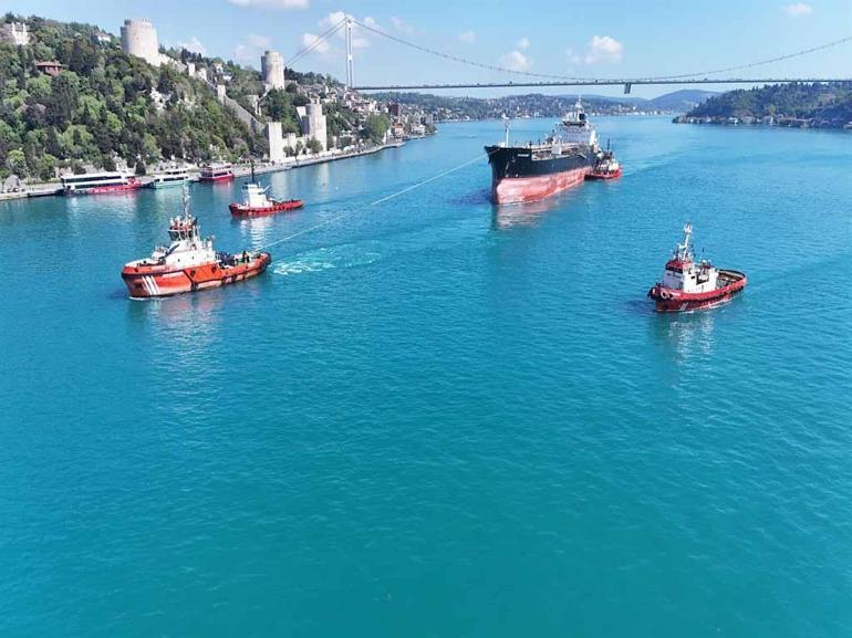 Ukraynada drone saldırısına uğrayan Marquise İstanbul Boğazından geçti; trafik açıldı