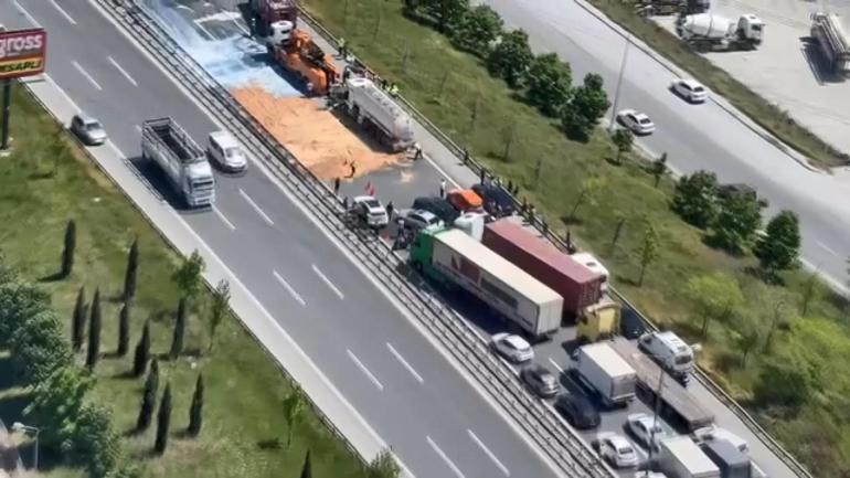 Esenyurt TEM Otoyolunda akaryakıt tankeriyle TIR çarpıştı; metrelerce araç kuyruğu oluştu