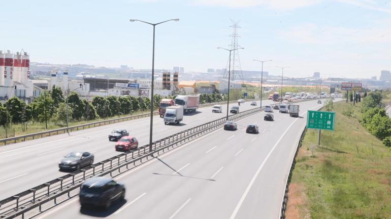 Esenyurt TEM Otoyolunda 3 aracın karıştığı kaza; metrelerce araç kuyruğu oluştu: 1 yaralı