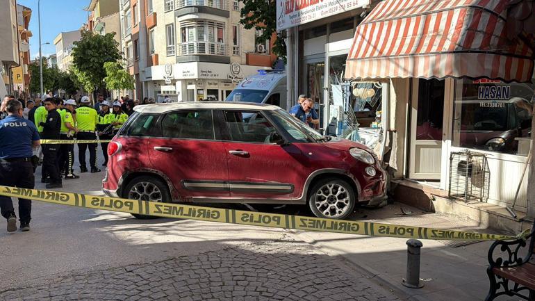 Kendisine çarpan otomobil ile duvar arasında sıkışan Gökçe öldü