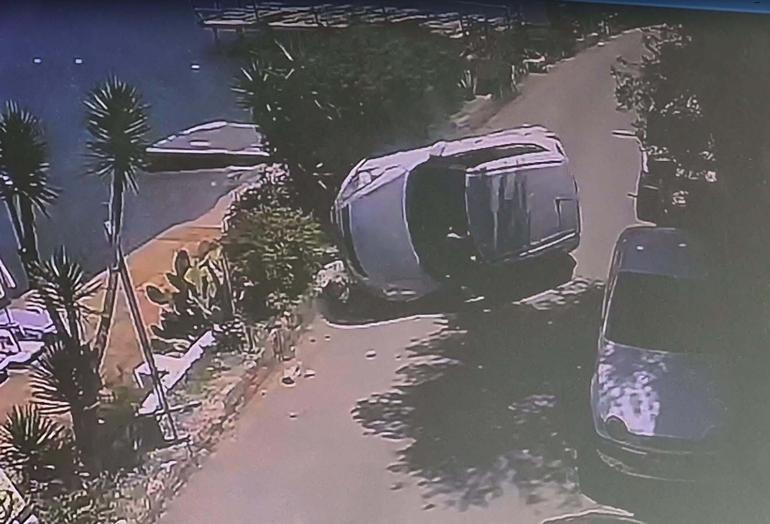 Bordüre çarpan otomobil devrildi; kaza kamerada